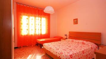 2 bedrooms, iron/ironing board, bed sheets