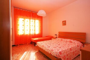 2 habitaciones, tabla de planchar con plancha y ropa de cama