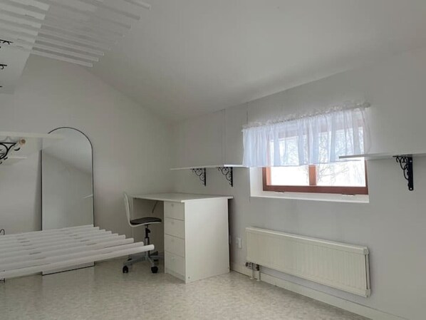 A bedroom with a bed, a desk, and a window. - Timrå Farmhouse, large villa 222sqm in central Timrå yet on a private location. (Timrå, Västernorrlands län)