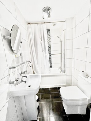 Baignoire et douche séparées, baignoire relaxante profonde