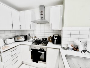 冰箱、微波炉、烤箱、炉灶