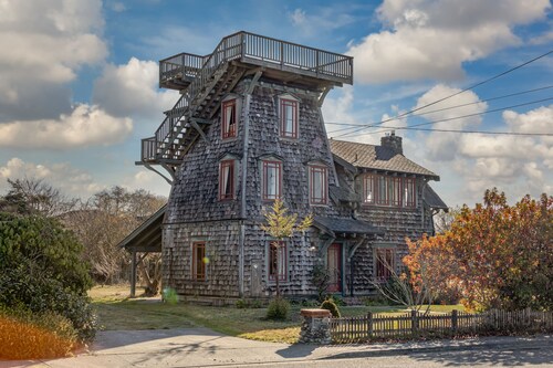 A combo of the 2nd and 3rd floors of SkyDeck House, dog / pet friendly!
