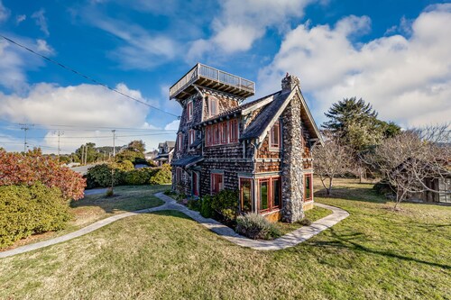 A combo of the 2nd and 3rd floors of SkyDeck House, dog / pet friendly!