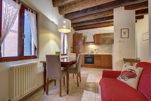 Un interior acogedor con comedor, cocina y sala de estar.