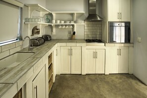 Comfort House | Private kitchen | Full-size fridge, microwave, oven, stovetop - Sandy Feet Langebaan 8-sleeper (Langebaan)