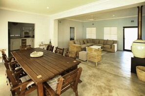 Comfort House | Dining room - Sandy Feet Langebaan 8-sleeper (Langebaan)