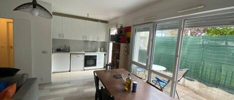 ثلاجة، ميكروويف، فرن، غسالة أطباق