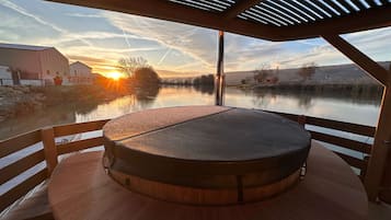 Tina de hidromasaje al aire libre