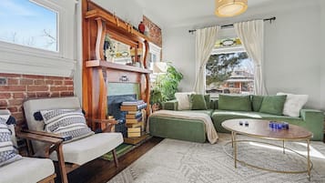 Televisie, een kantoor en een computerscherm