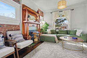 TV, offices, computer monitors - Gorgeous Victorian home, ideal for family! (Denver)