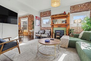 TV, offices, computer monitors - Gorgeous Victorian home, ideal for family! (Denver)