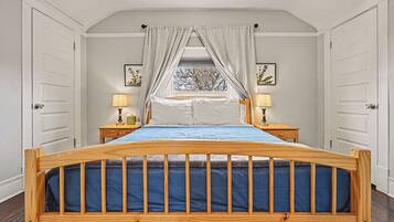 5 bedrooms, desk, iron/ironing board, travel crib