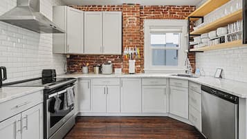 Een koelkast, een microgolfoven, een oven, een kookplaat