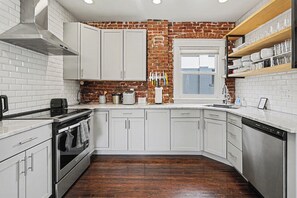 Fridge, microwave, oven, stovetop - Gorgeous Victorian home, ideal for family! (Denver)