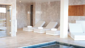 Piscina coperta, con ingresso dalle 10:00 alle 20:00, lettini