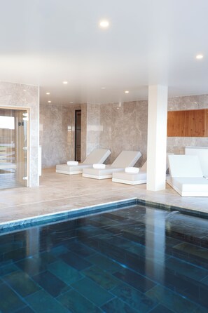 Piscine couverte, accès possible de 10 h 00 à 20 h 00, chaises longues 