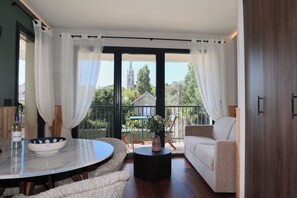 Suite Duplex Terrasse Jacuzzi | 起居区 | 电视