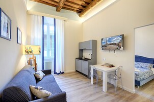 Estudio Deluxe | Zona de estar | Smart TV de 50 pulgadas con canales por cable