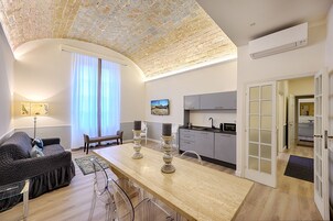 Apartamento Deluxe | Zona de estar | Smart TV de 50 pulgadas con canales por cable