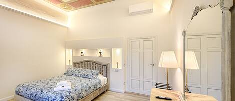 Deluxe Apartment | Individually decorated, desk, soundproofing, iron/ironing board