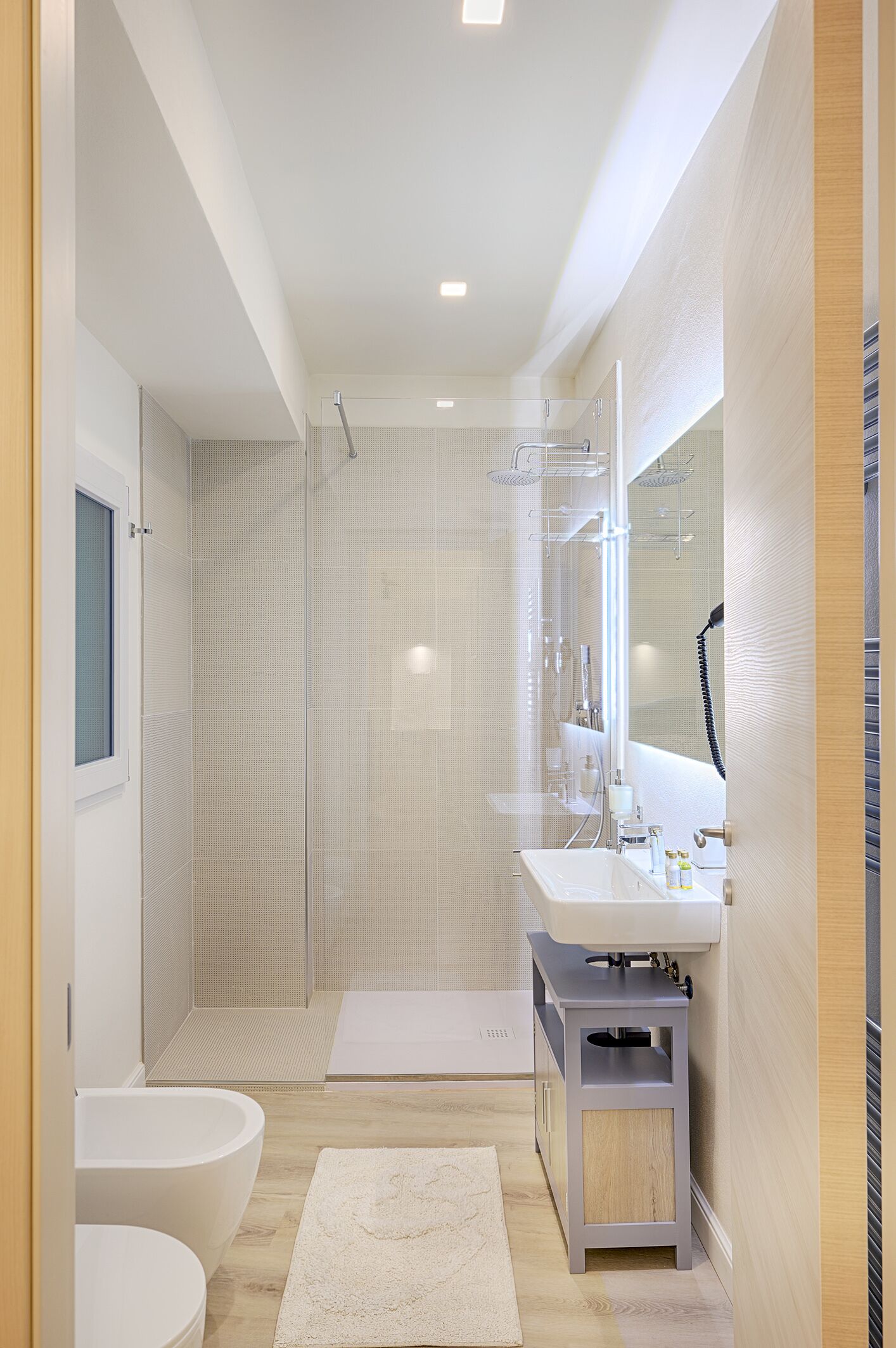 Deluxe-Apartment | Badezimmer | Dusche, kostenlose Toilettenartikel, Haartrockner, Bidet