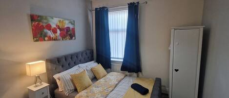 2 habitaciones, escritorio, tabla de planchar con plancha y wifi gratis
