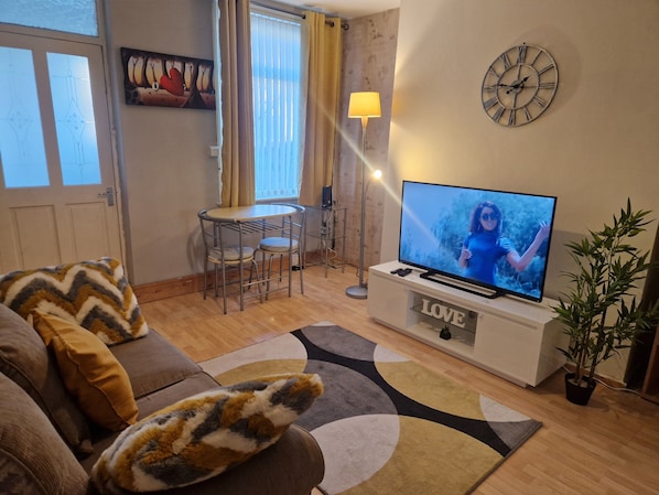 House | Living area | TV - House - Sleeps 4 - Garden - Parking (Wallsend)