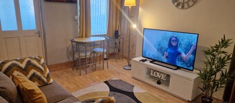 House - Sleeps 4 - Garden - Parking