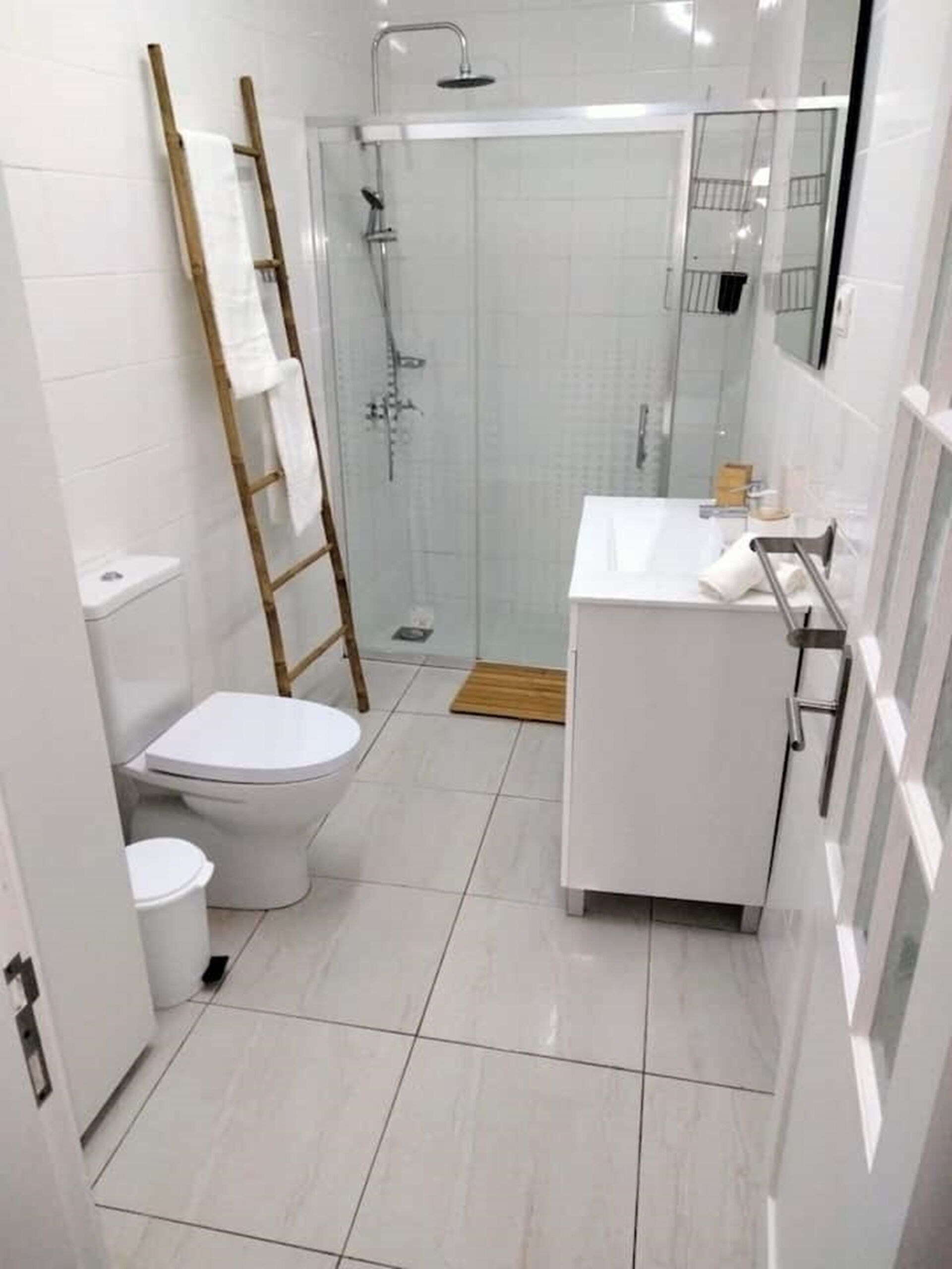 Moderni kylpyhuone, jossa on wc, suihku ja pesuallas.