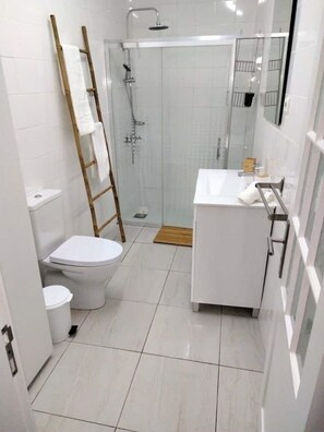 Ein modernes Badezimmer mit Toilette, Dusche und Waschbecken.
