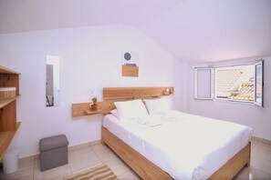 4 bedrooms, desk, iron/ironing board, free WiFi