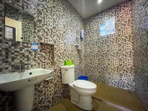 Chambre Standard | Salle de bain | Douche, douche à « effet pluie », serviettes fournies