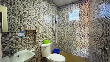 Quarto standard | Banheiro | Chuveiro, chuveiro com efeito de chuva, toalhas de banho