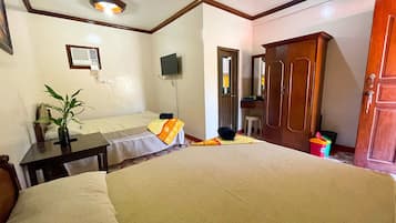 Quarto quádruplo | 1 quarto, escrivaninha, Wi-Fi de cortesia, roupa de cama
