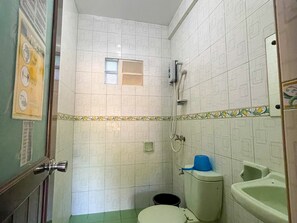 Habitació quàdruple | Bany | Dutxa, capçal de dutxa tipus cascada i tovalloles