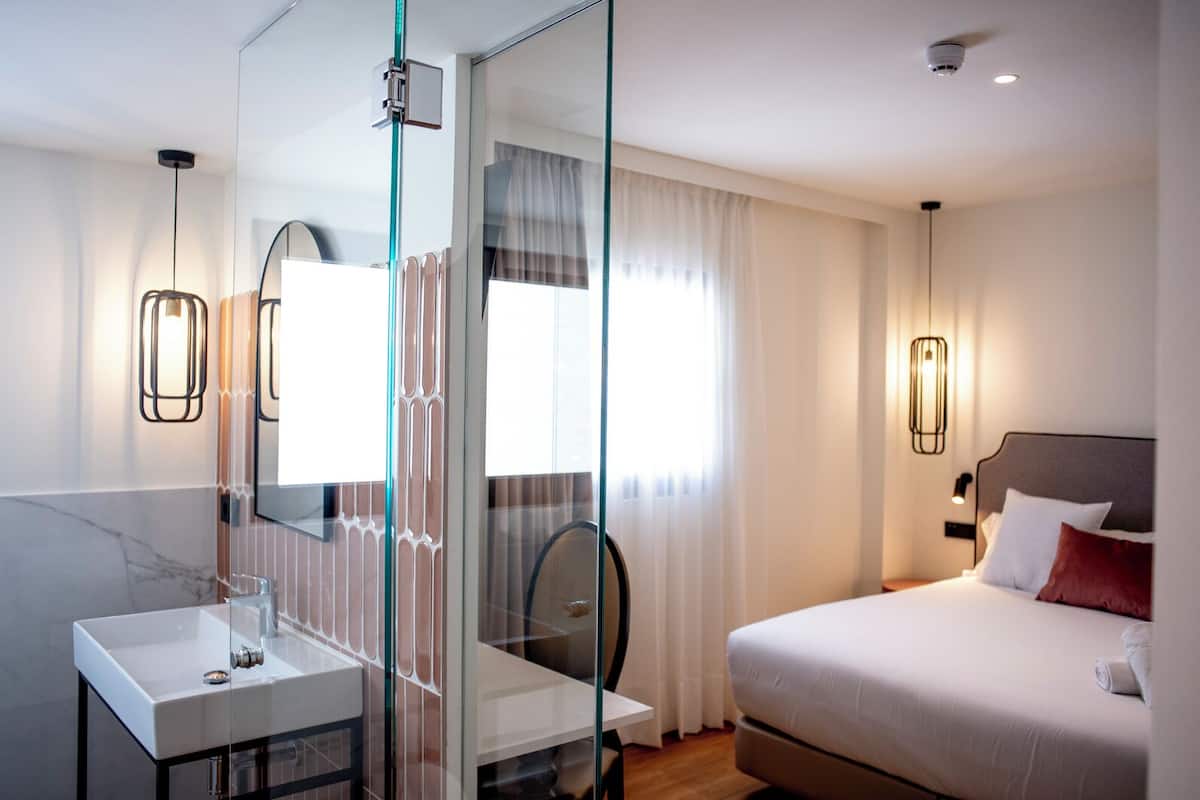Kamar Double Standar | Meja kerja, tirai kedap cahaya, kedap suara, dan setrika/meja setrika
