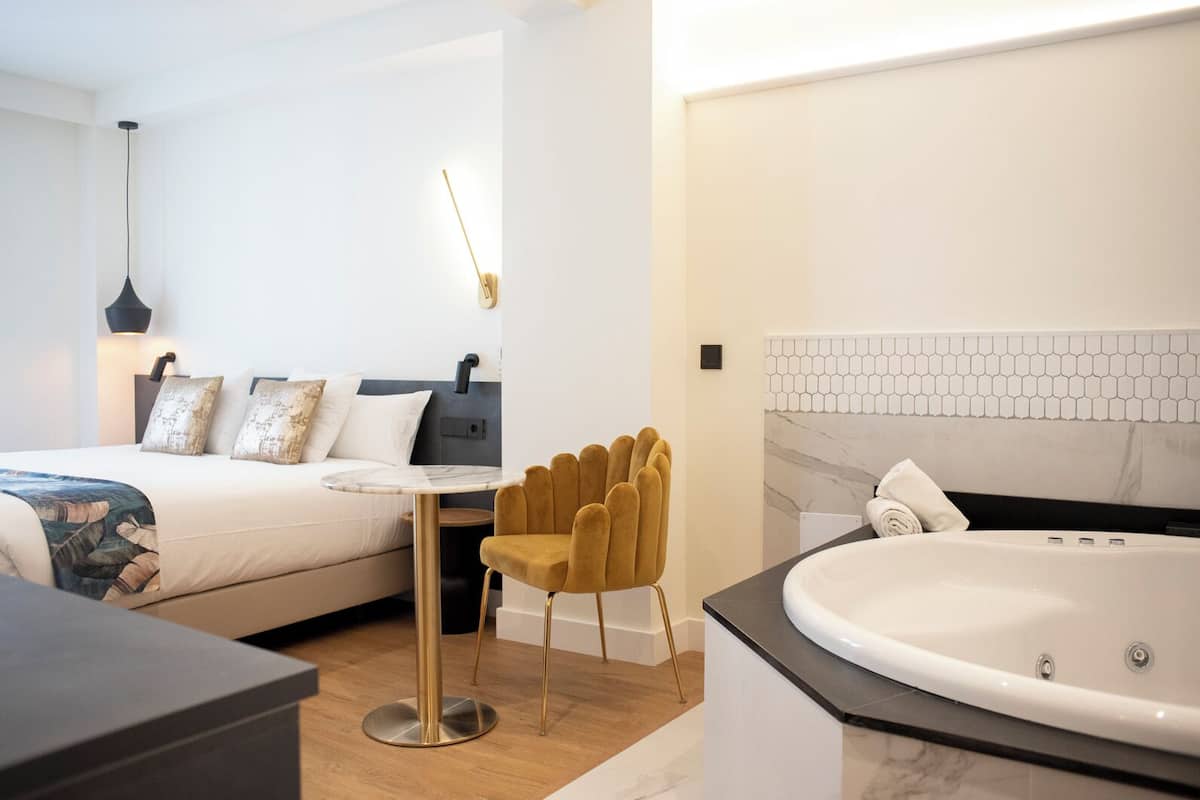Kamar Double Deluks | Meja kerja, tirai kedap cahaya, kedap suara, dan setrika/meja setrika
