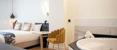 Deluxe Double Room | Desk, blackout curtains, soundproofing, iron/ironing board