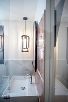 标准双人房 | 浴室 | 淋浴设施、毛巾、肥皂、洗发水