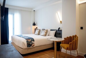 Deluxe-dobbeltværelse | Skrivebord, mørklægningsgardiner, lydisolering, strygejern/strygebræt