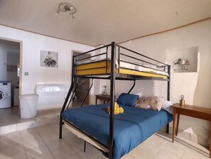 3 habitaciones, escritorio y tabla de planchar con plancha 