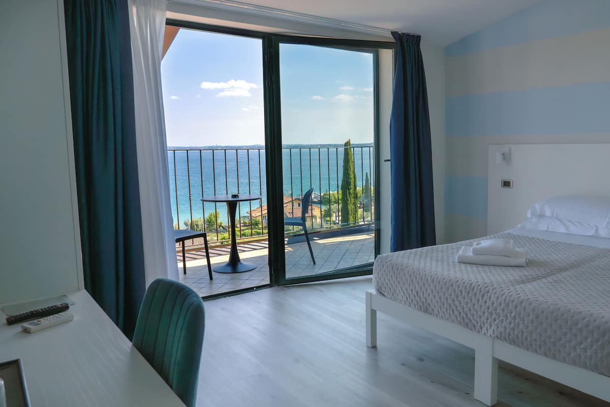 Panoramic Room, Lake View | 1 bedroom, in-room safe, desk, blackout curtains