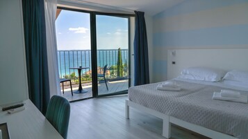 Habitación panorámica, vistas al lago | Caja fuerte, escritorio, cortinas opacas y wifi gratis