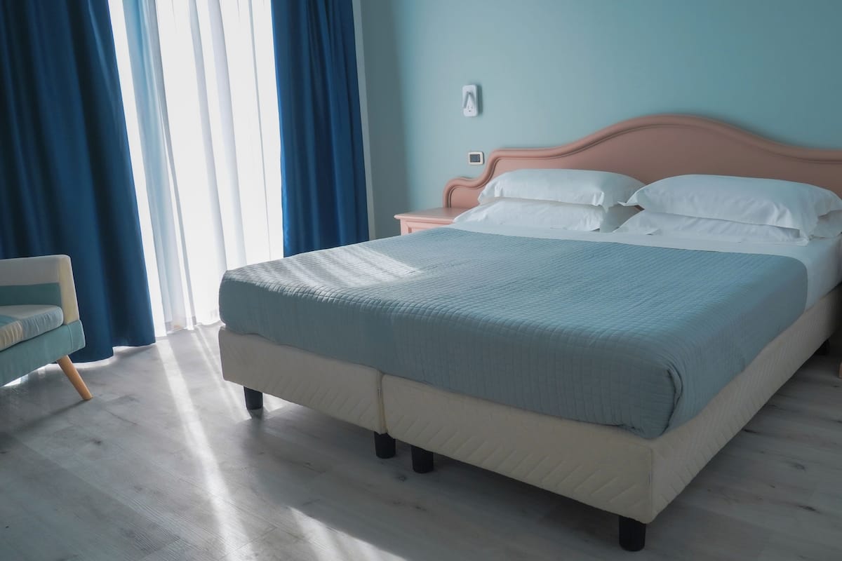 Economy Room | 1 bedroom, in-room safe, desk, blackout curtains