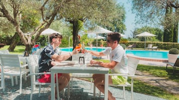 Una piscina al aire libre de temporada