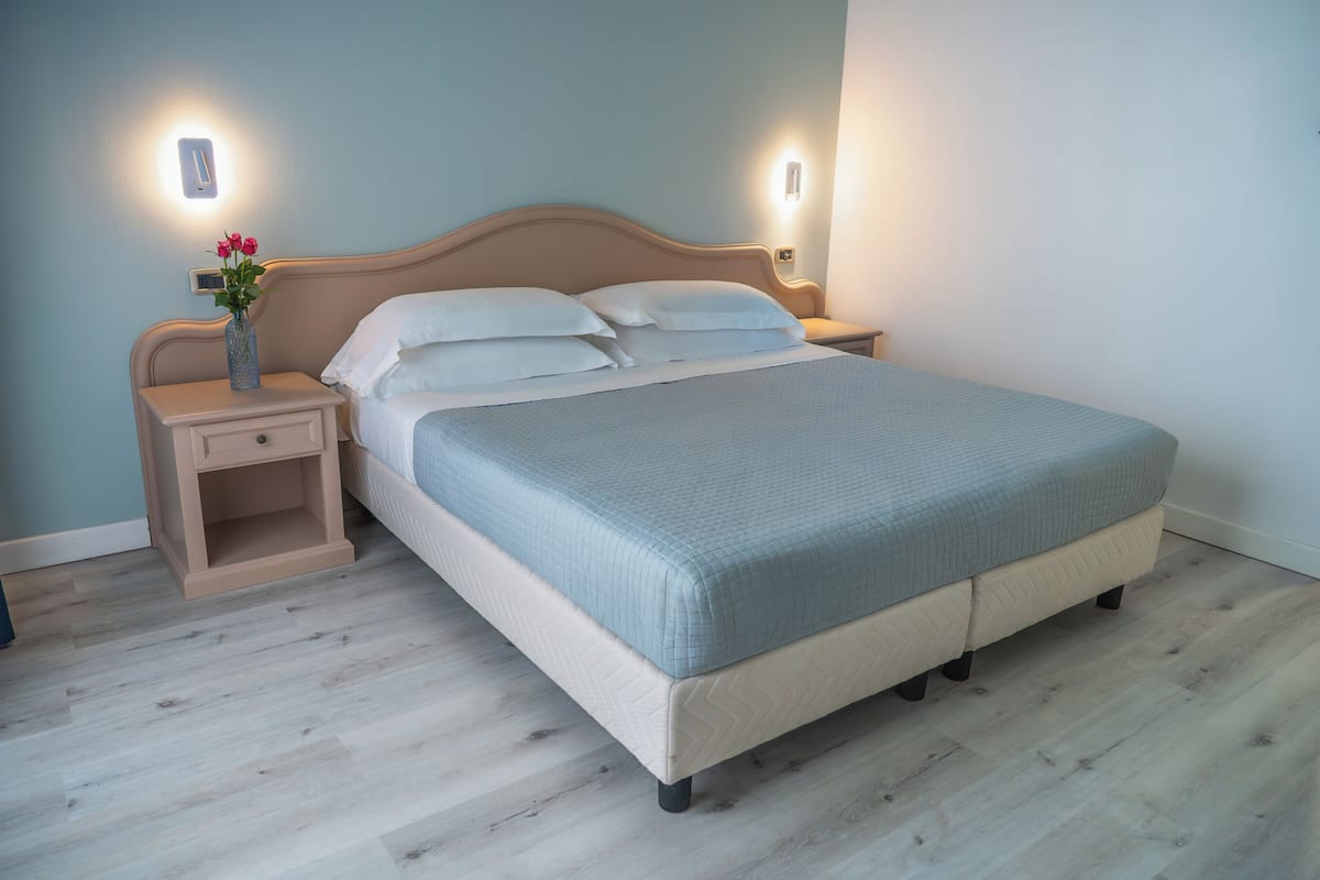 1 bedroom, in-room safe, desk, blackout curtains