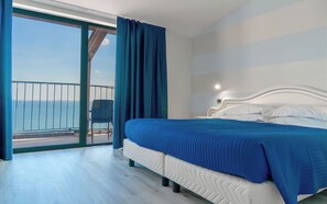 Panoramic Room, Lake View | In-room safe, desk, blackout drapes, free WiFi