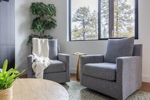 Televisie, een open haard en een kantoor