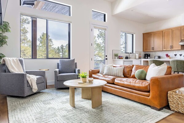 Televisión, chimenea y oficina 