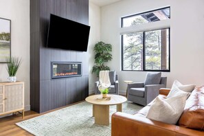 TV, fireplace, offices - Cozy Modern Home & Studio near Pine Canyon (Flagstaff)